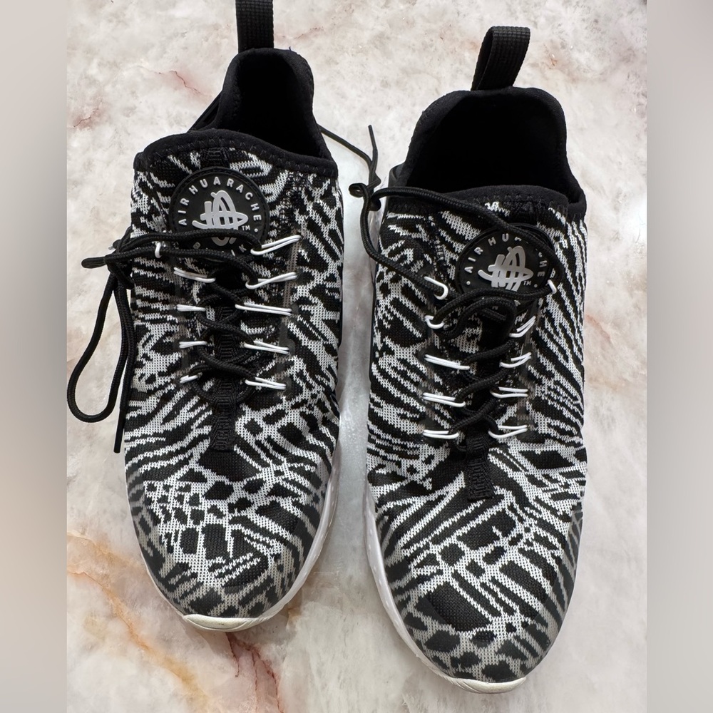 Worn Once Nike Air Huarache shoes women’s 8